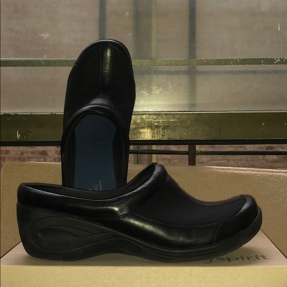 Black easy spirit walking shoes. - Picture 2 of 6